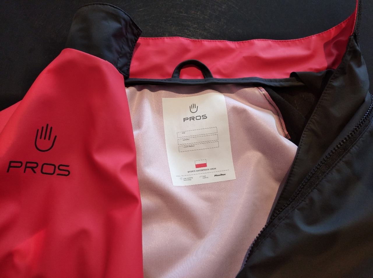 Każda kurtka z naszej nowej kolekcji Pros Sports Waterproof Wear będzie mieć specjalną wklejkę na wewnętrznej stronie.